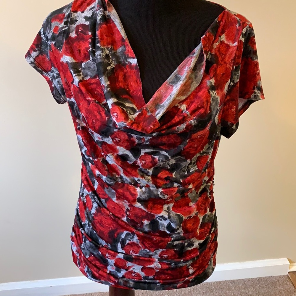 Maurice’s Black/Red Rose Patterned Drape Neck Short Sleeve Top Women’s Large - Picture 4 of 6